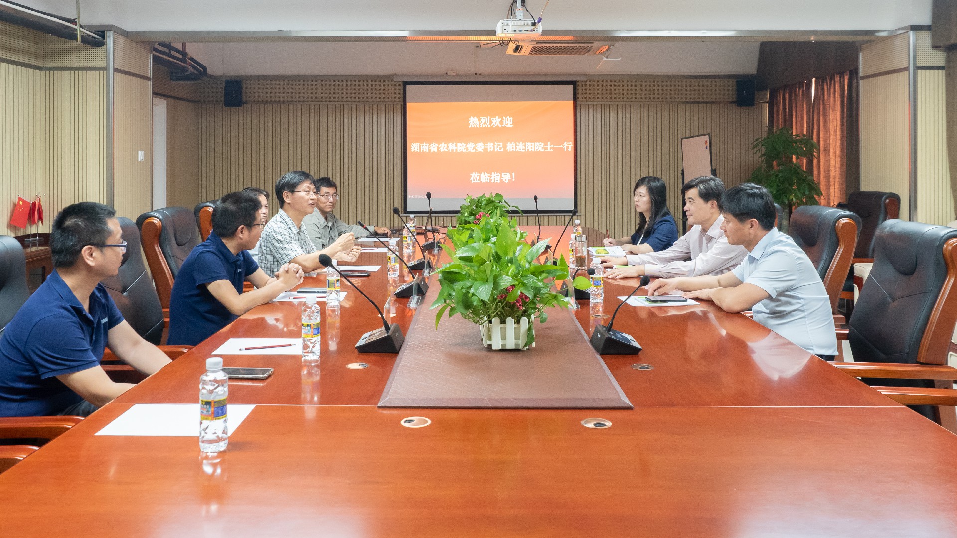 ̸���(�й�)�ٷ���վ��Ժʿר��Я�����ƶ��ӽ�ˮ�������ּ�����������