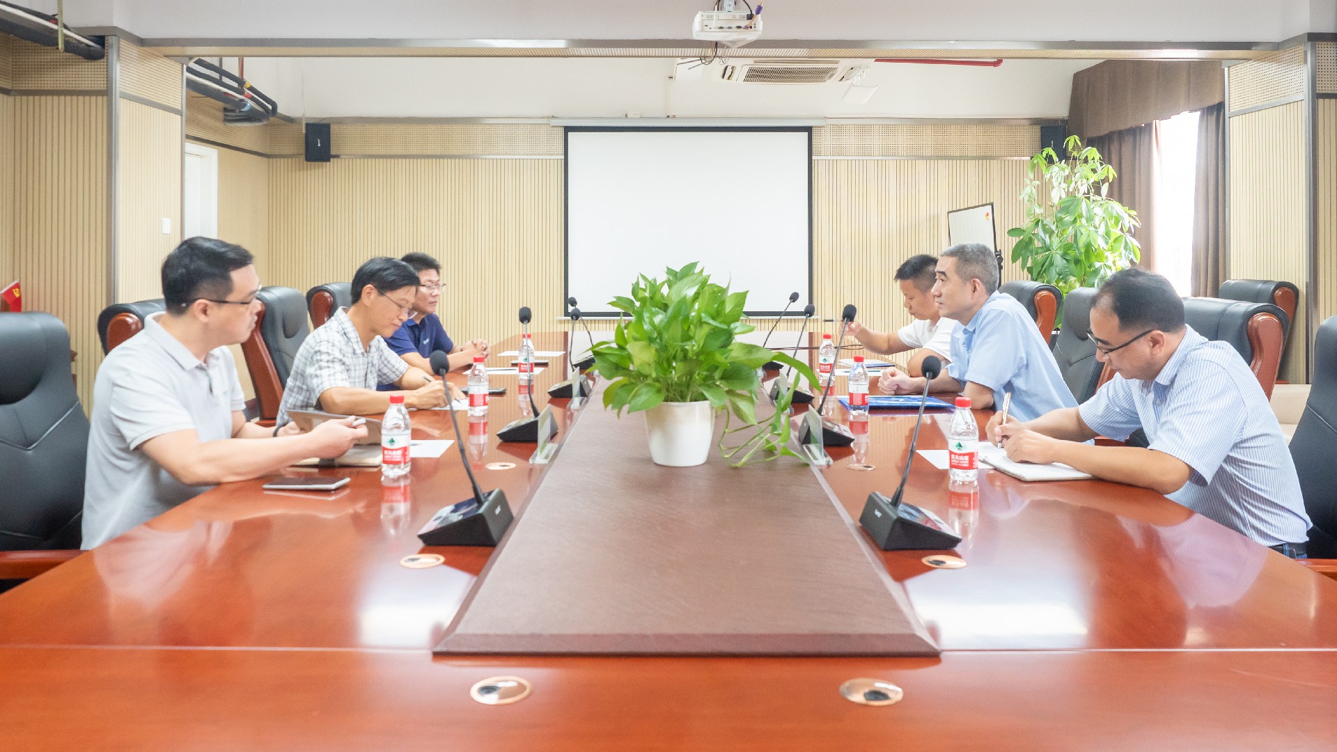 ���ܺ���ҵ�����٣�ʡó�ٻḨ��Ϊ̸���(�й�)�ٷ���վ����ϵ�ӽ�������ָ·